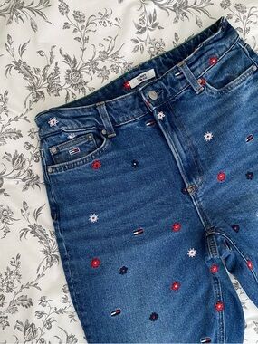 Tommy Hilfiger Women's Embroidered Ultra High Rise Tapered Mom Jean